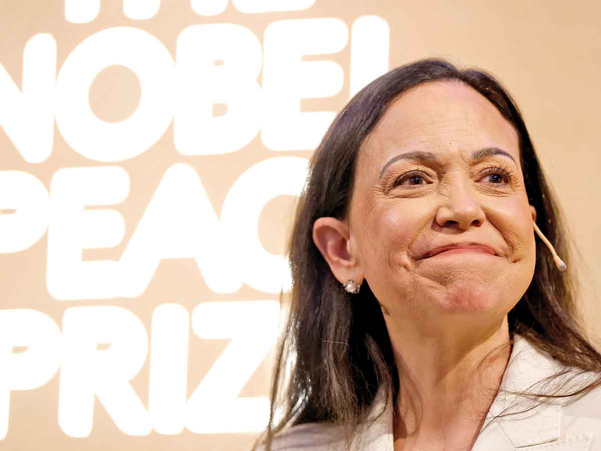 "La corona venezolana en llamas: la emocionante aventura de Corina Machado, la mujer que desafía los límites para conquistar el polo norte"