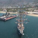 El Cuauhtémoc vuelve a casa: La tripulación de aprendices del buque escuela concluye su aventura marina con un regreso triunfal a Acapulco.