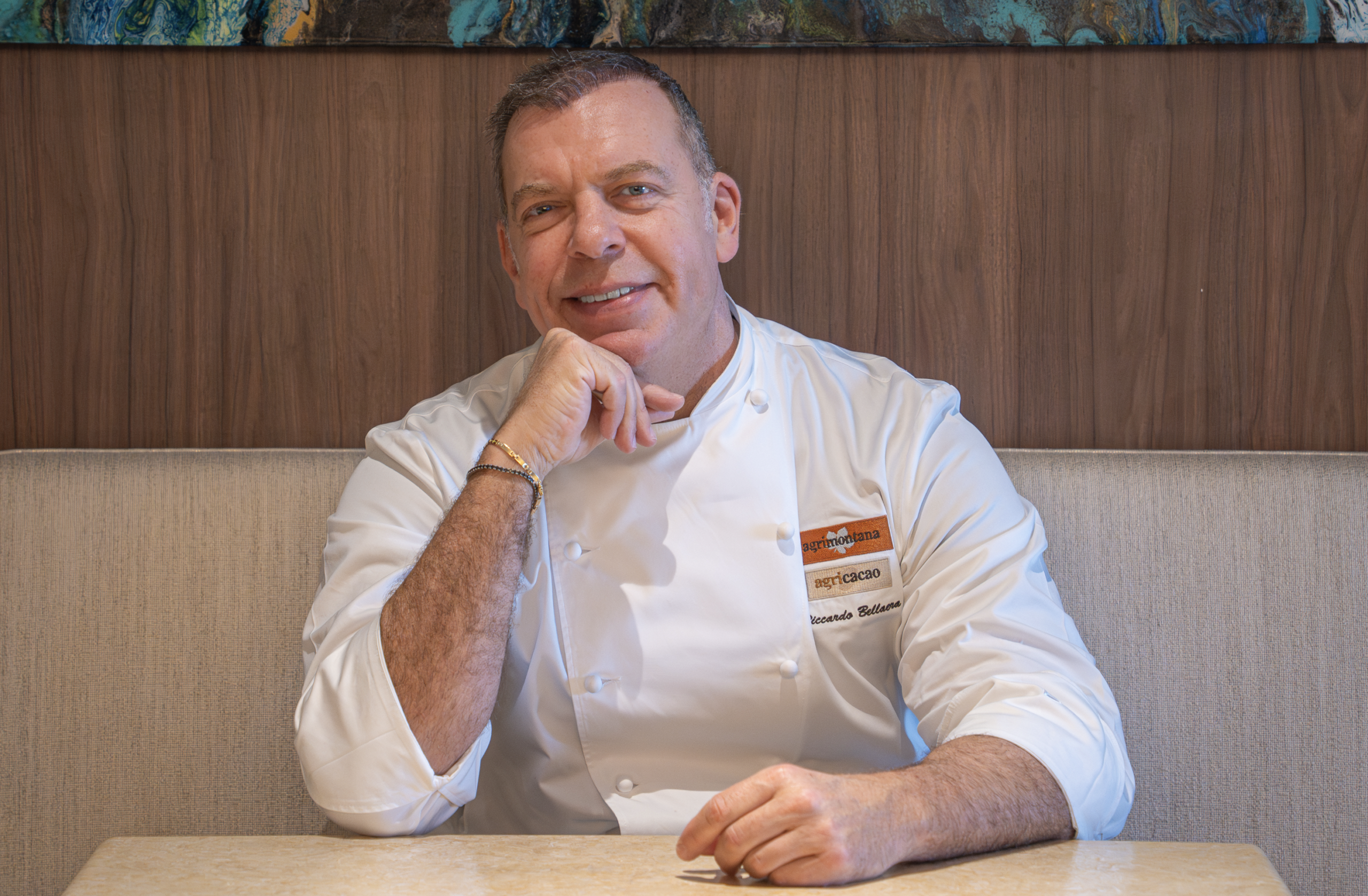 El artesano del dulce: El genio culinario Riccardo Bellaera revoluciona la escena gastronómica con sus creaciones de postre innovadoras y sorprendentes.