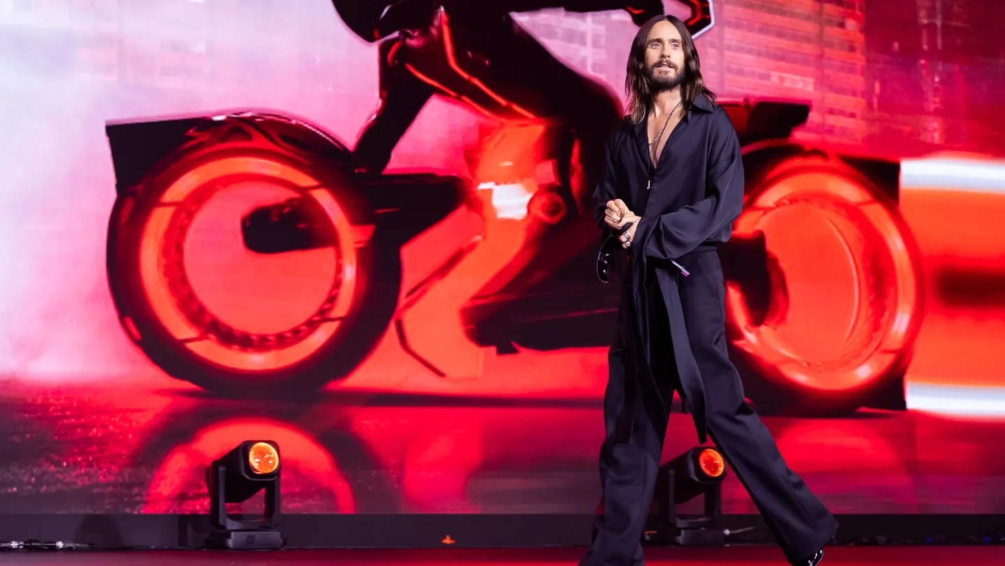 "El poderoso 'Tron: Ares' desliza con un rendimiento moderado, generando 33,5 millones de dólares en su debut en la taquilla"