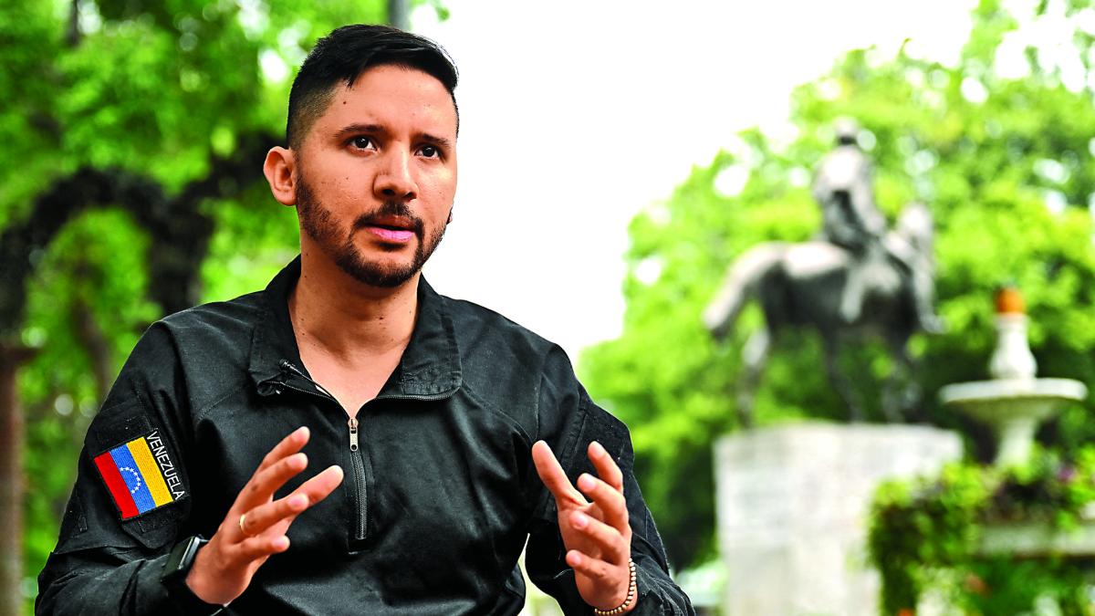 "Venezuela en punto de inflexión: desertores militares piden cambios radicales y se disponen a mantener diálogos con la líder transitoria"