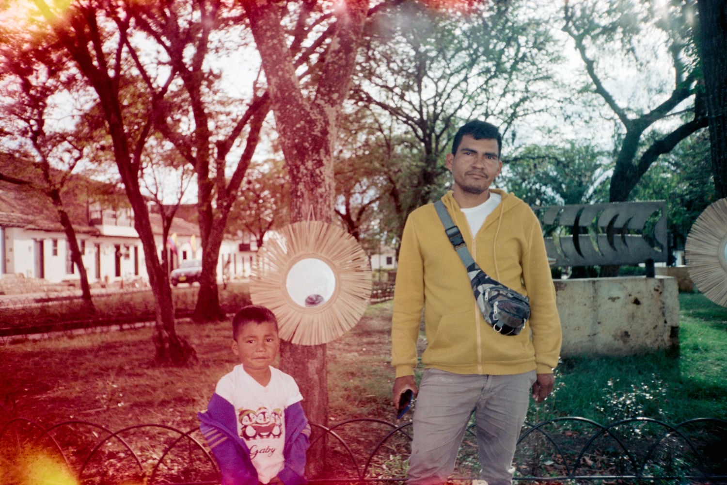El Espejo de las Mentiras: Cuando la Imagen Se Deja Atravesar por el Territorio en la Nueva Obra de Flor Aprile